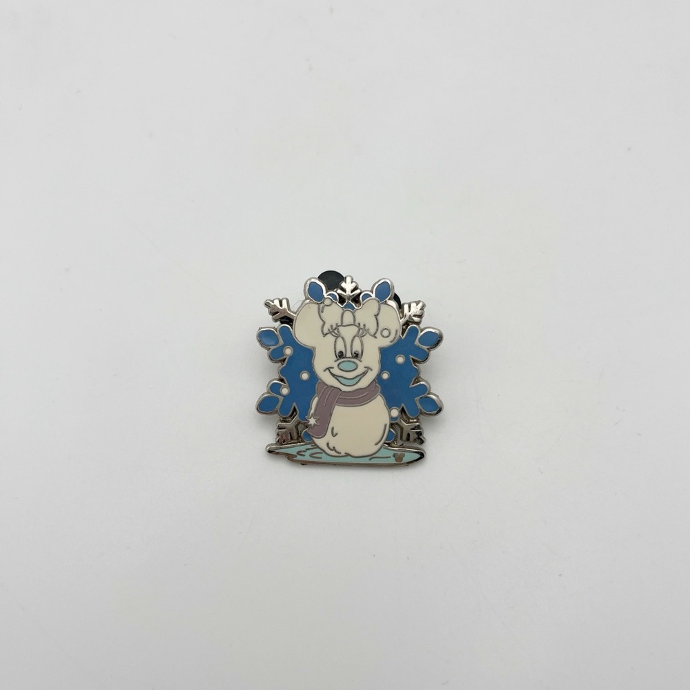2007 Disney Minnie Mouse as snowman pin